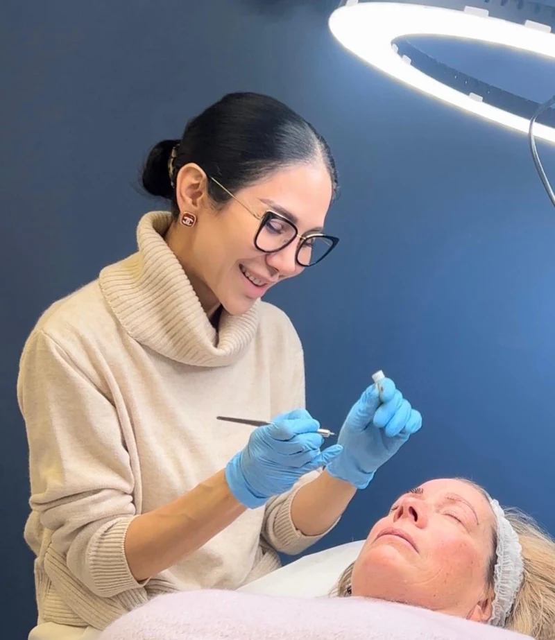 Bita Afi designing a client's brows before microblading Bita Afi designing a client's brows before microblading