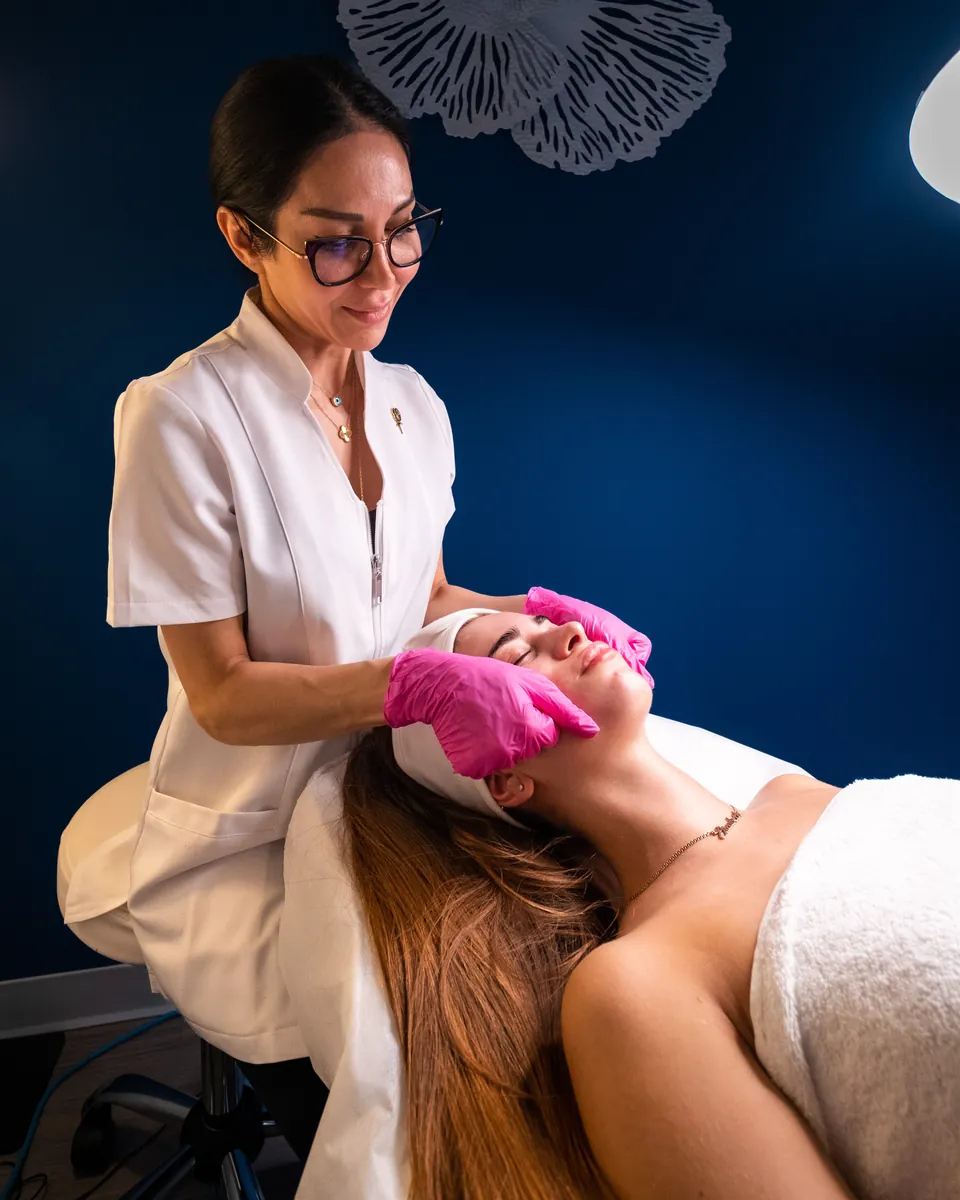 4D practitioner giving a Classic Facial in the facial room